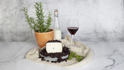 Zweimilchkäse, gereift in Wein-Schalen